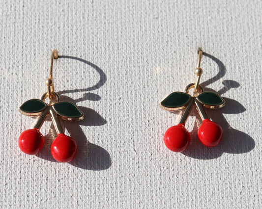 Goudkleurige oorhaken met kersen