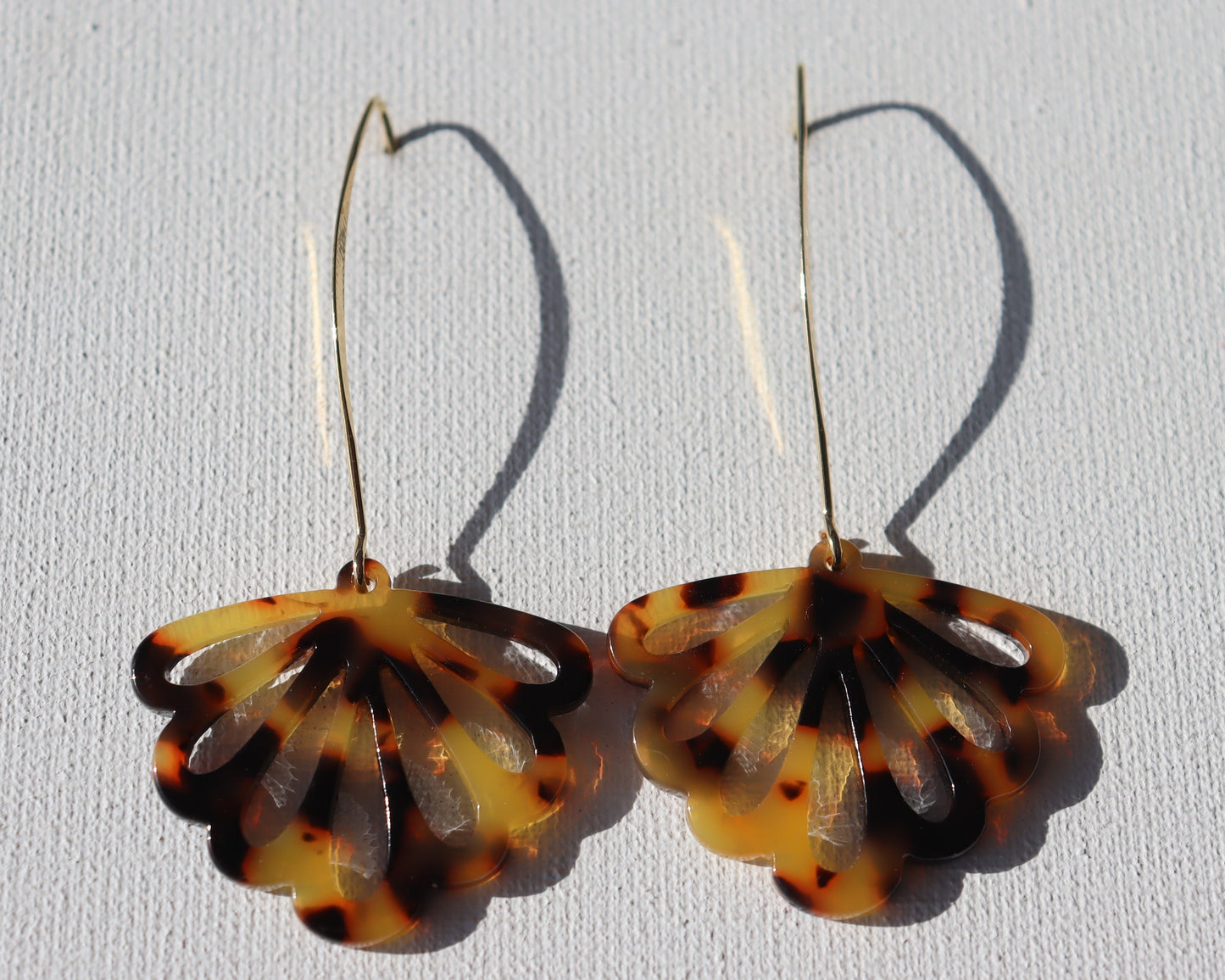 Goudkleurige oorhaken met kunsthars waaier