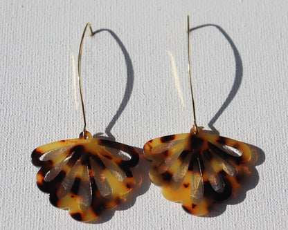 Goudkleurige oorhaken met kunsthars waaier