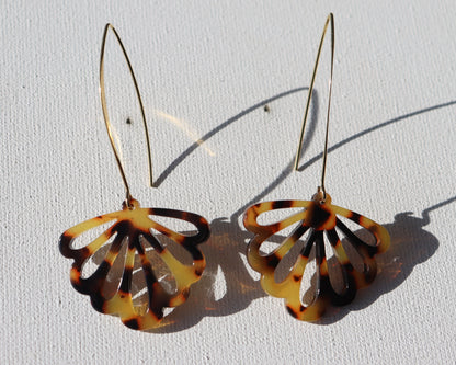 Goudkleurige oorhaken met kunsthars waaier2