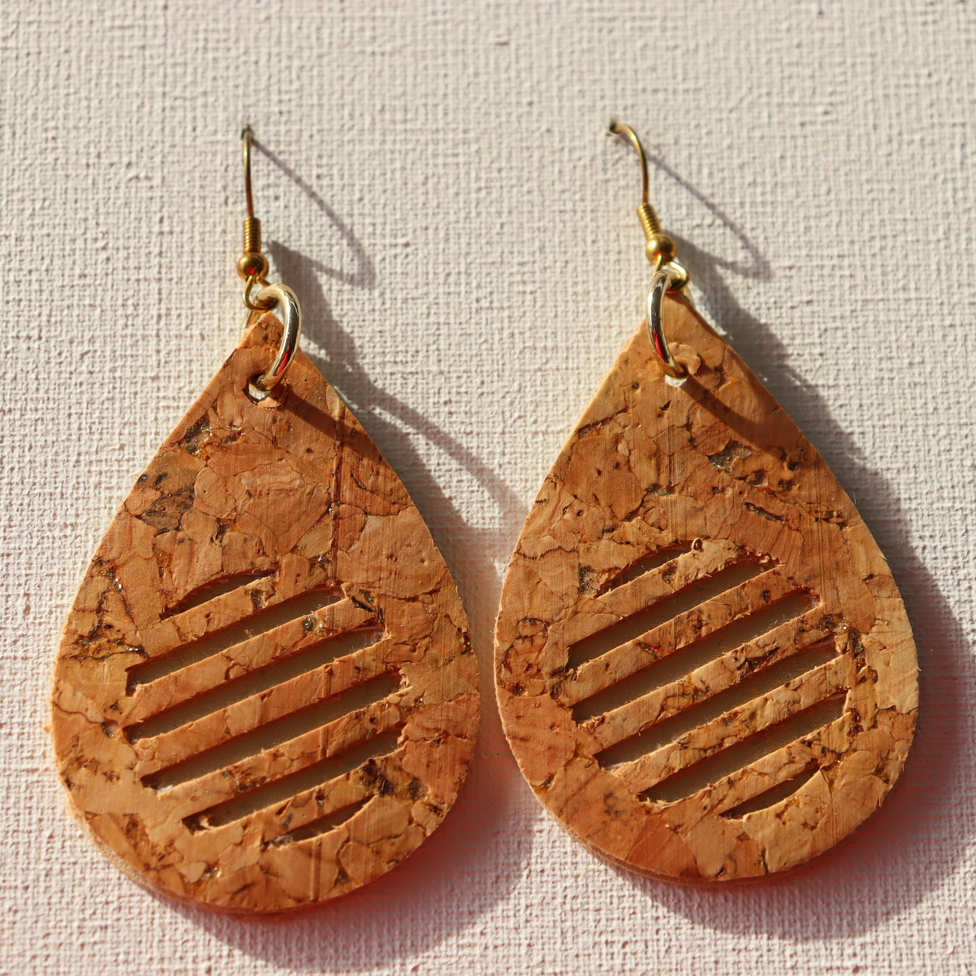 Goudkleurige oorhaken met kurk druppel hanger