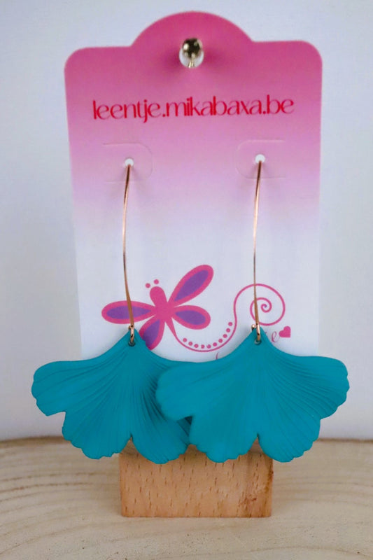 Goudkleurige oorhaken met turquoise berubberde ginkgoblad