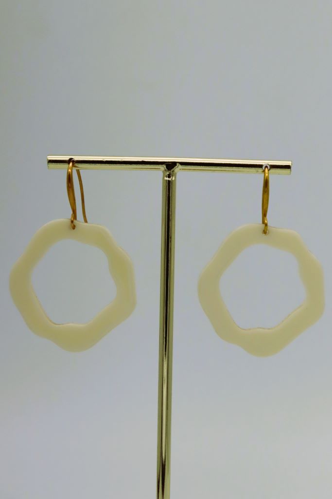 Goudkleurige oorhaken met witte hanger