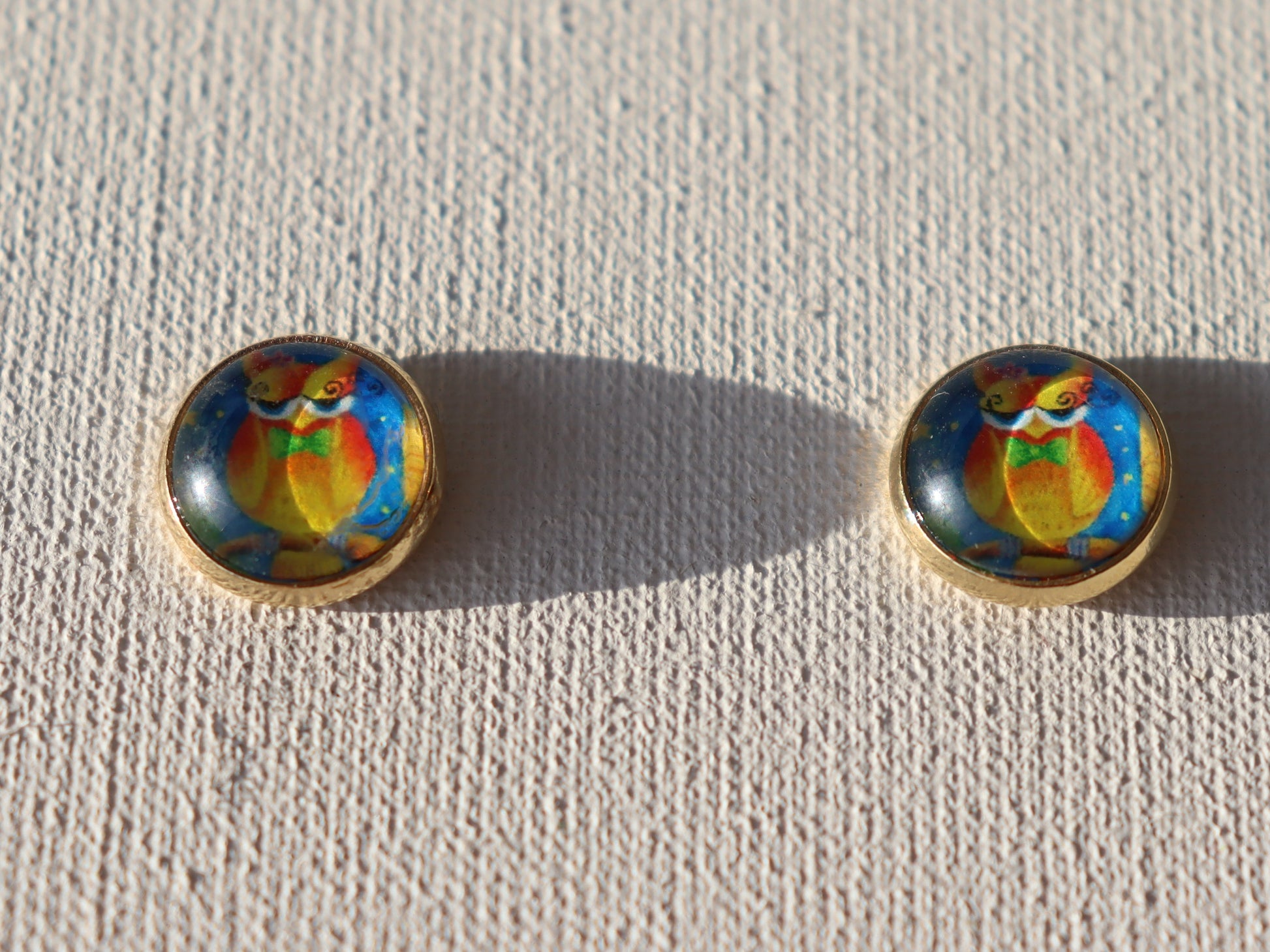 Goudkleurige oorstekers met geel,oranje uil