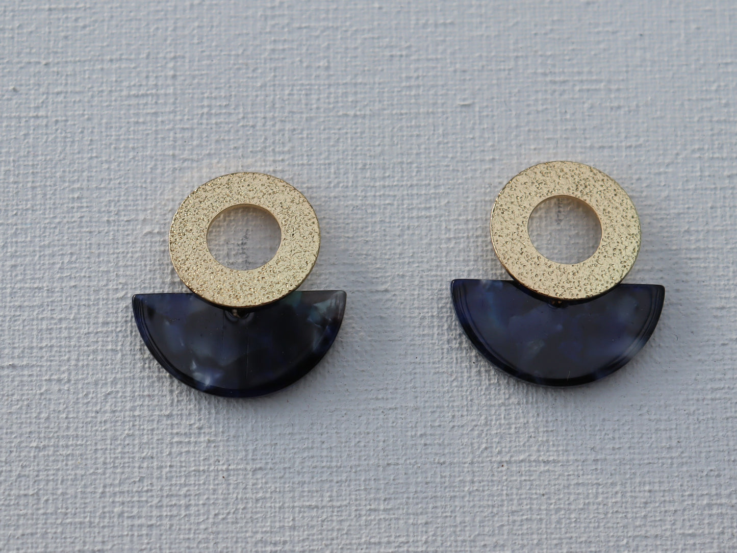 Goudkleurige open ronde oorbellen met blauwe halve maan hanger