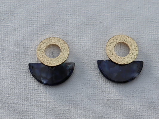 Goudkleurige open ronde oorbellen met blauwe halve maan hanger