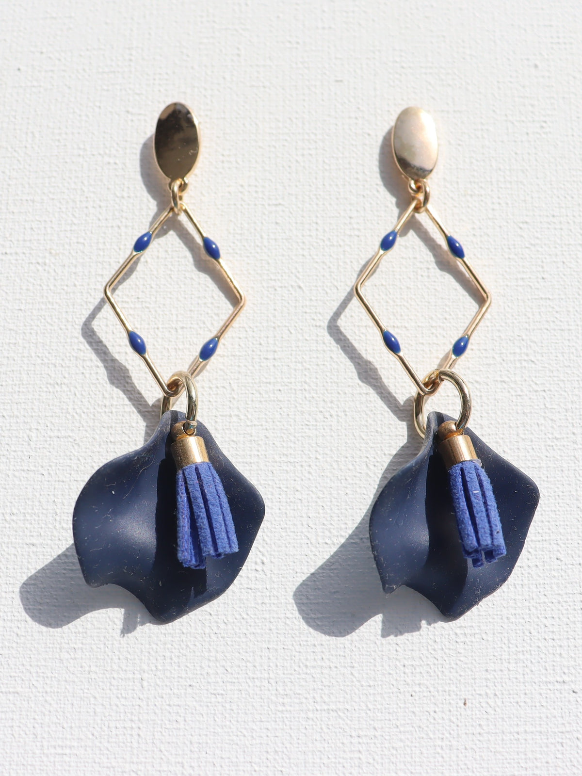Goudkleurige ovale oorstekers met ruit ,blauw bloemblad en blauwe floche