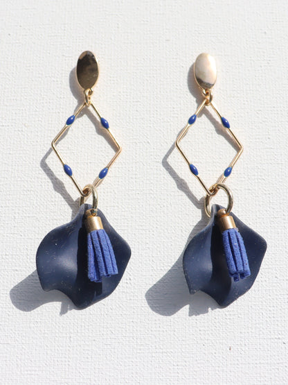 Goudkleurige ovale oorstekers met ruit ,blauw bloemblad en blauwe floche