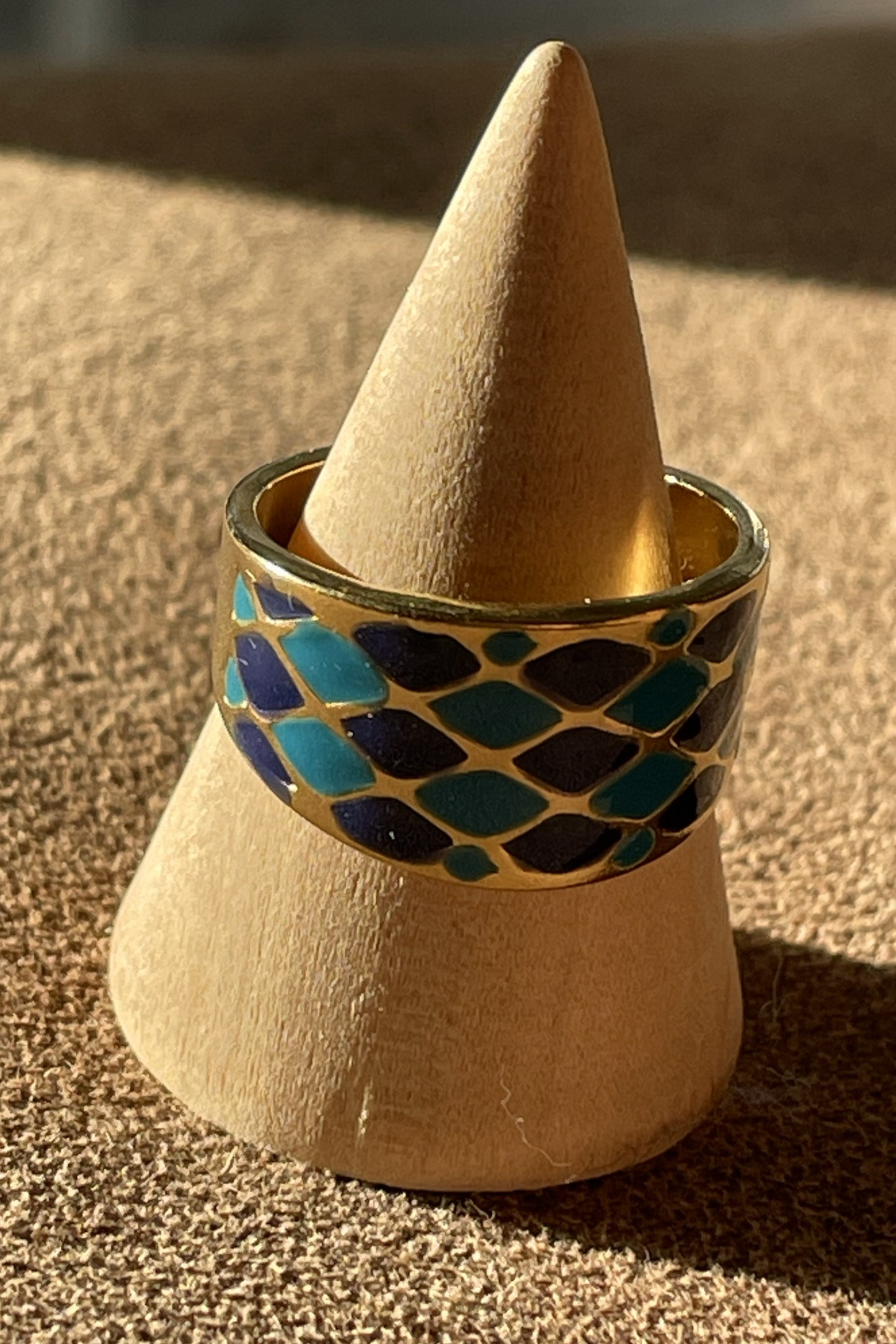 Goudkleurigeringmetdonkerenlichtblauweruiten_roestvrijstaal