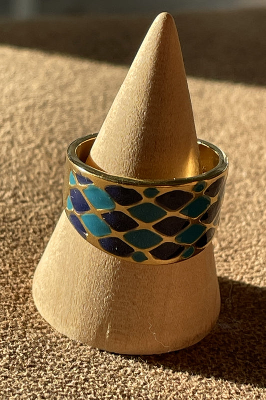 Goudkleurigeringmetdonkerenlichtblauweruiten_roestvrijstaal