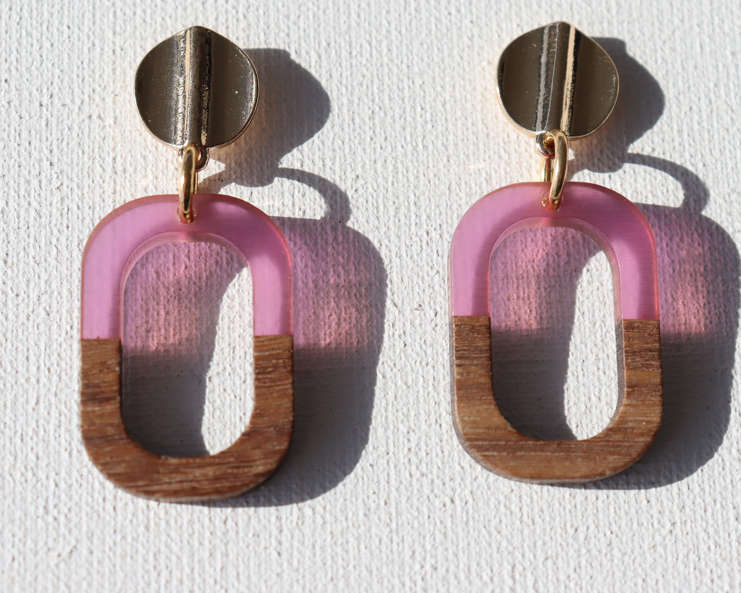 Goudkleurige ronde golf stekertjes met houten open rechthoek met fushia kunsthars