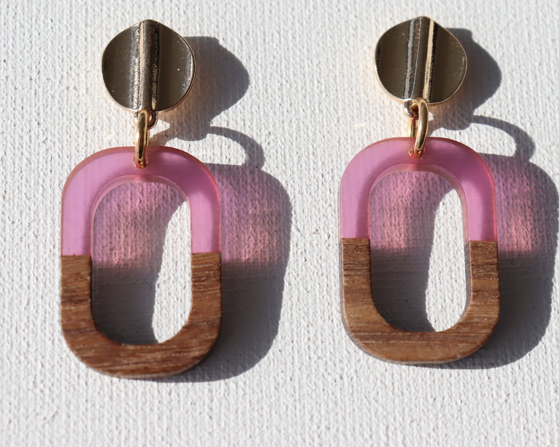 Goudkleurige ronde golf stekertjes met houten open rechthoek met fushia kunsthars