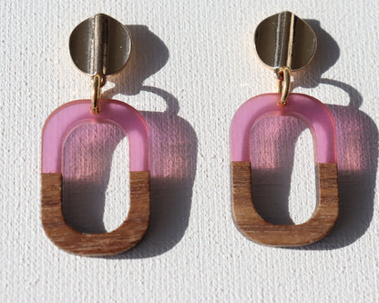 Goudkleurige ronde golf stekertjes met houten open rechthoek met fushia kunsthars