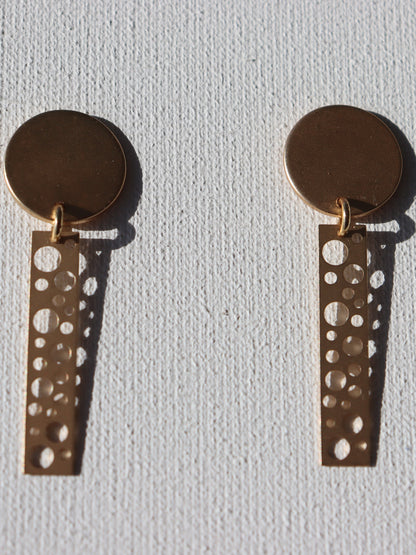 Goudkleurige ronde stekertjes met goudkleurige staafjes met ronde gaten