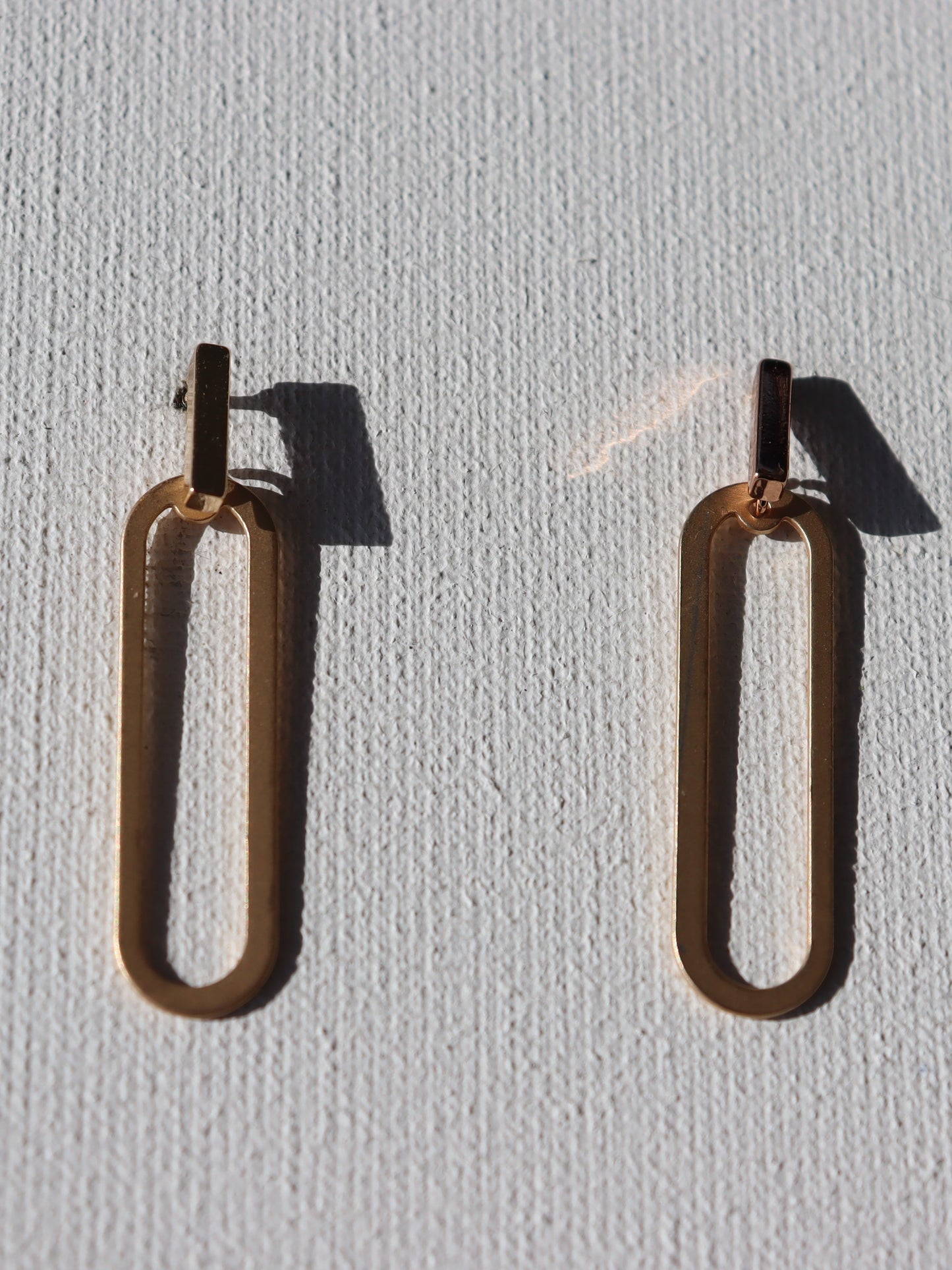 Goudkleurige staafjes stekertjes met goudkleurige ovale bedel