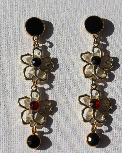 Goudkleurige zwarte ronde stekertjes met goudkleurige bloemen met zwarte en rode steen en zwarte zirkonia hanger