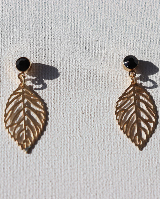 Goudkleurige zwarte strass stekertjes met goudkleurige blaadjes