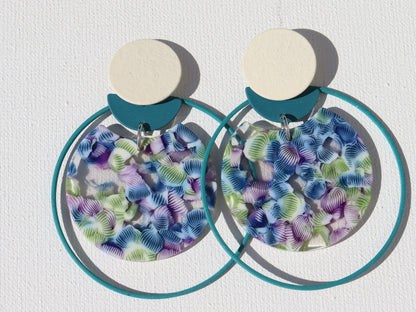 Ivoor berubberde  ronde oorstekers, halve donker teal hanger en met ronde bebloemde cirkel in groen, blauw en paars