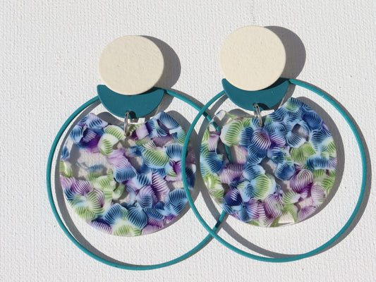 Ivoor berubberde  ronde oorstekers, halve donker teal hanger en met ronde bebloemde cirkel in groen, blauw en paars