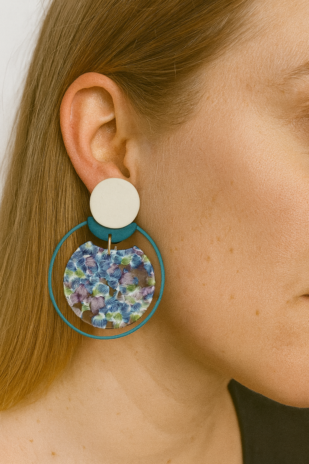 Ivoor berubberde  ronde oorstekers, halve donker teal hanger en met ronde bebloemde cirkel in groen, blauw en paars