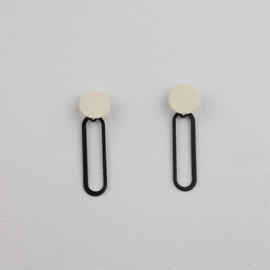 Ivoor ronde oorstekers met  zwarte ovale hanger