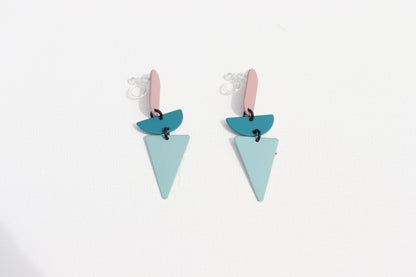 Oudrroze ovale berubberde doorzichtige  clip - on oorbellen met donker teal berubberde halve cirkel en zeegroene berubberde driehoek