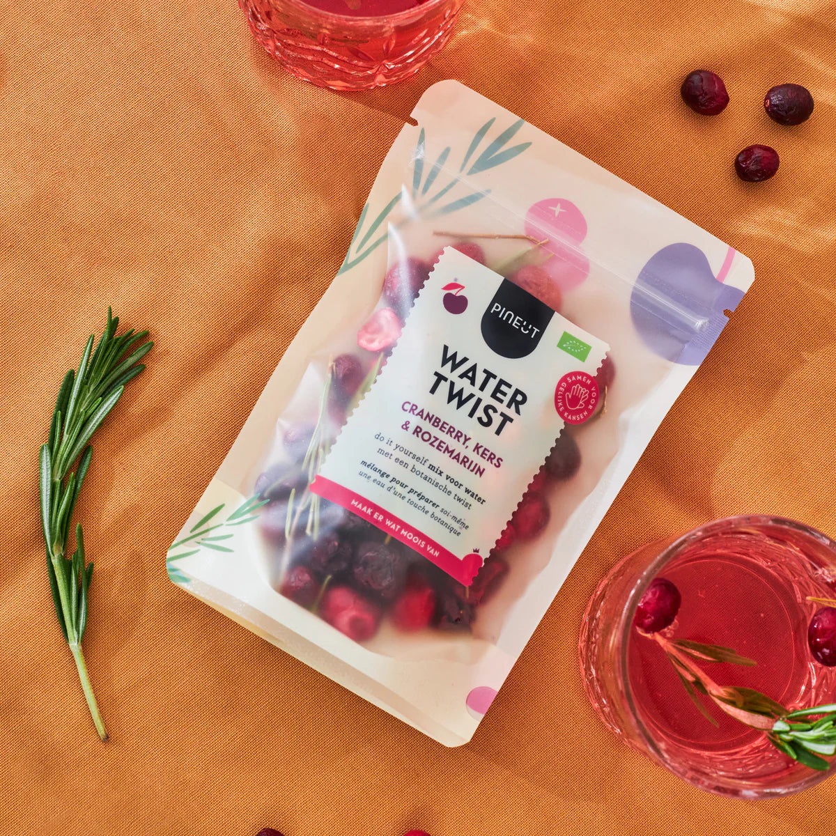 PineutWatertwist_Pouchbag_cranberry_kers_rozemarijn2