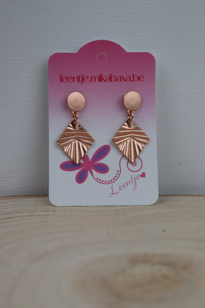 Rose matte oorstekers met rose geribbelde ruit