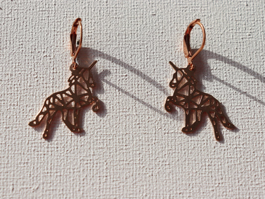 Rosekleurige oorbelringen met rosekleurige origami eenhoorns
