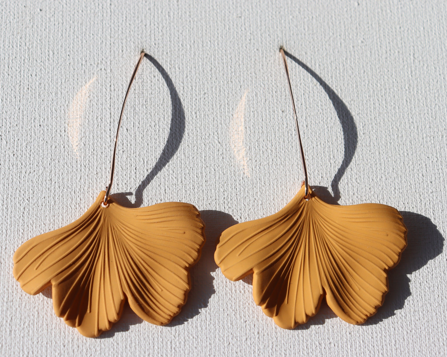 Rosékleurige oorhaken met okergeel ginkgo blad