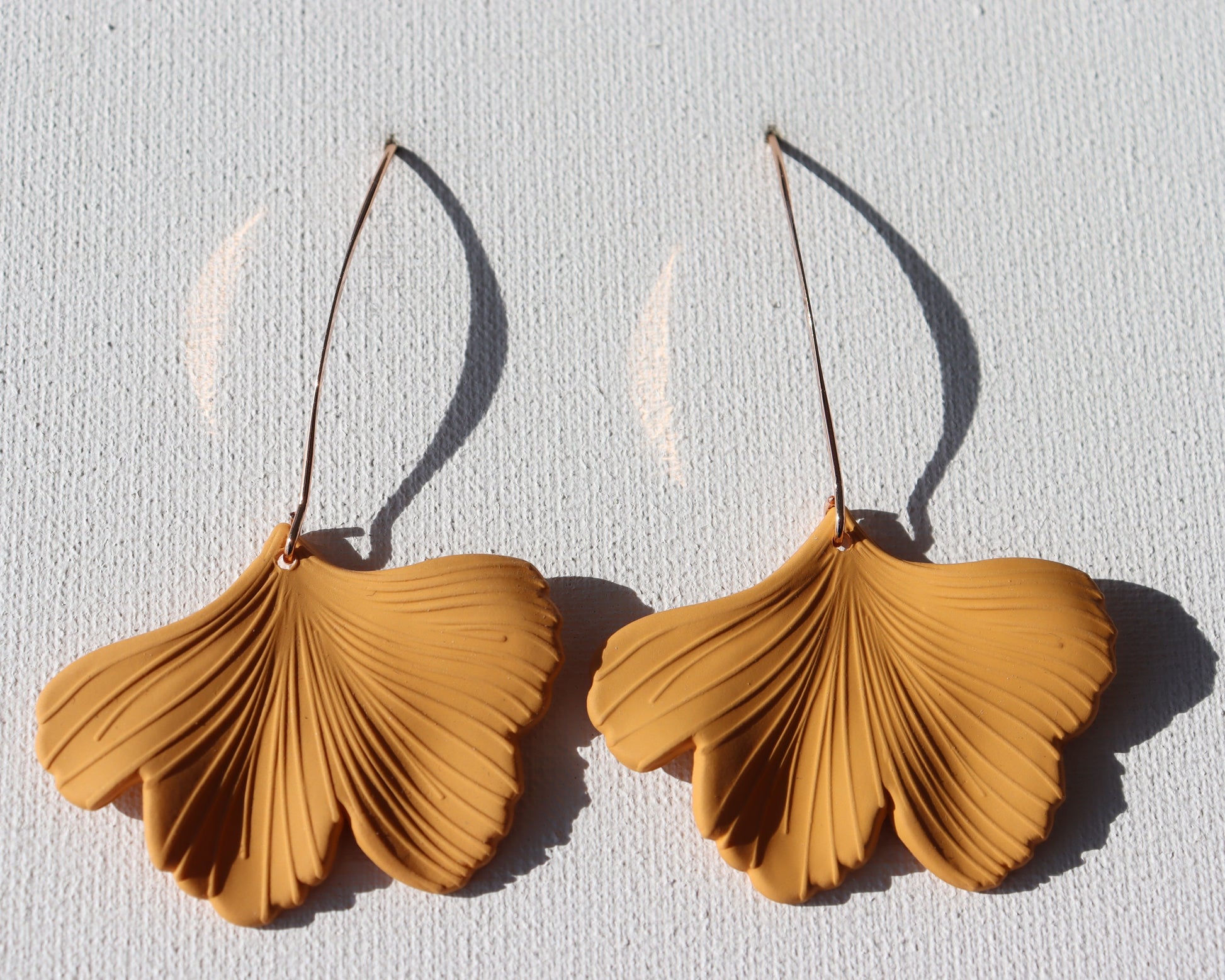 Rosékleurige oorhaken met okergeel ginkgo blad