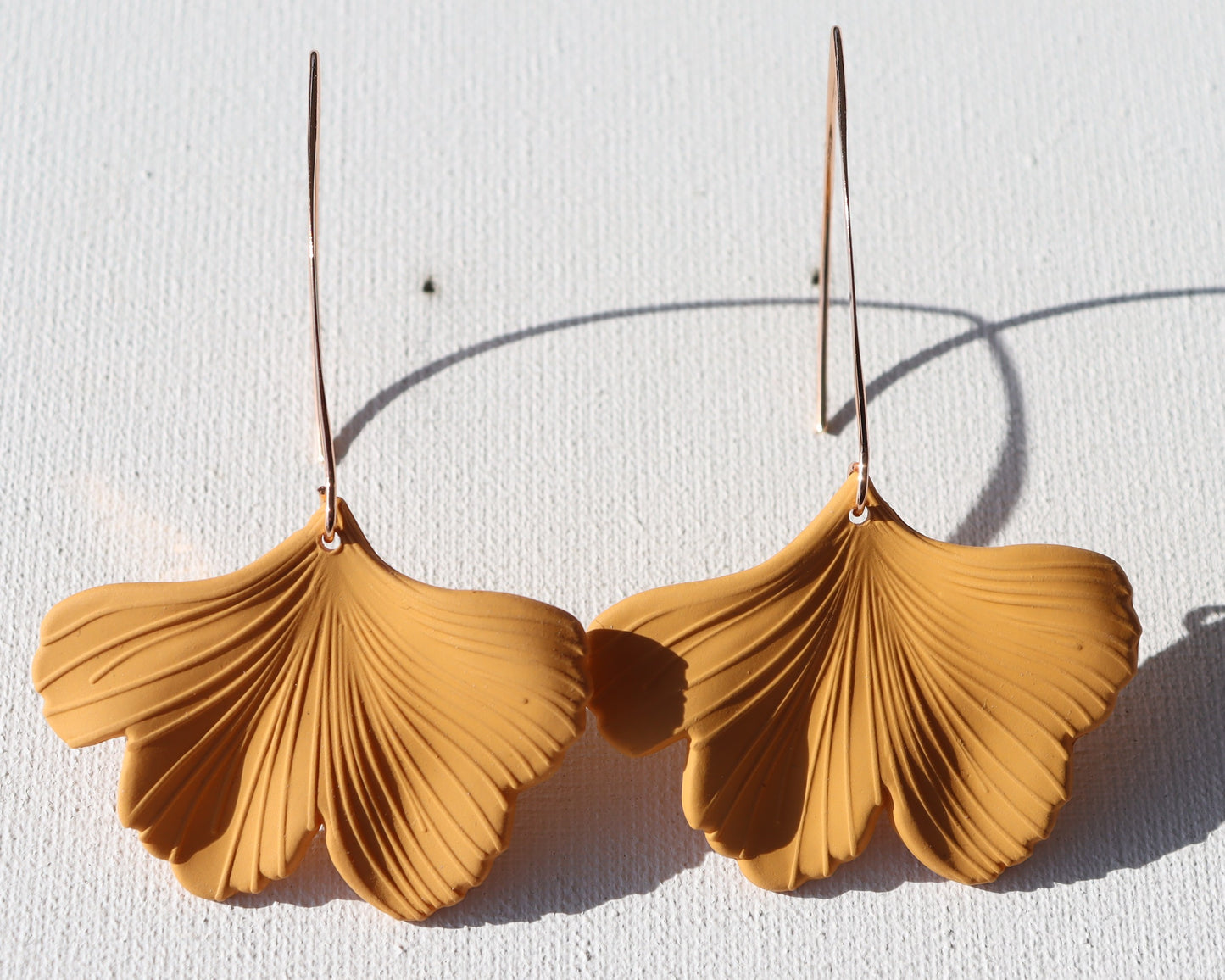 Rosékleurige oorhaken met okergeel ginkgo blad