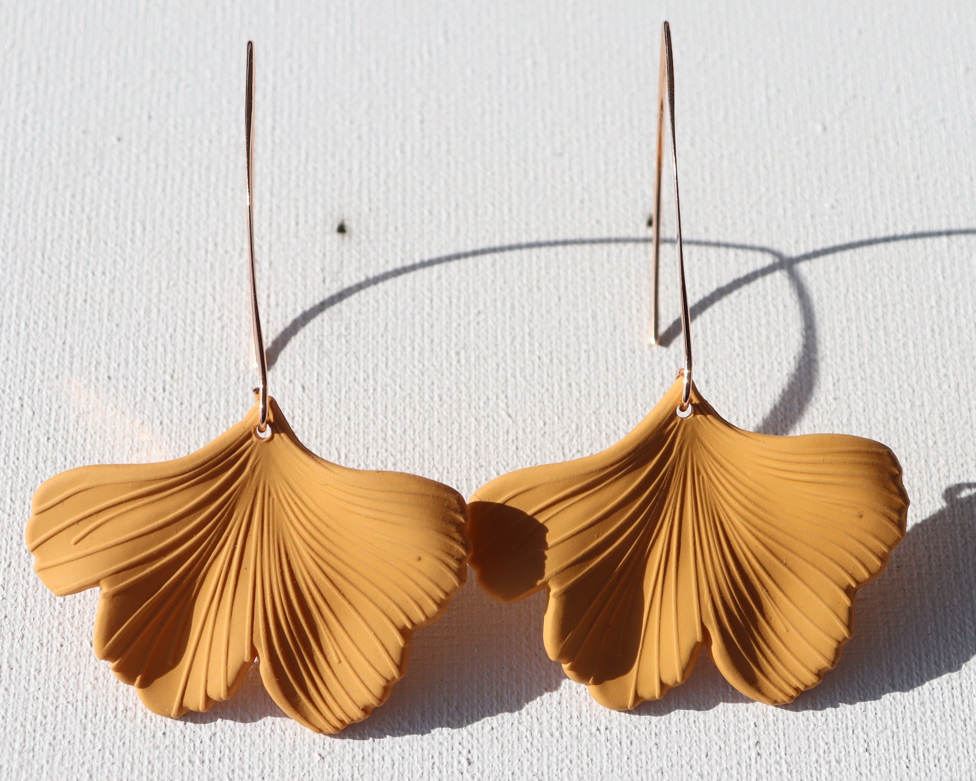 Rosékleurige oorhaken met okergeel ginkgo blad