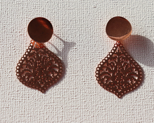Rosekleurige ronde oorstekers met rose kleurige druppel hanger