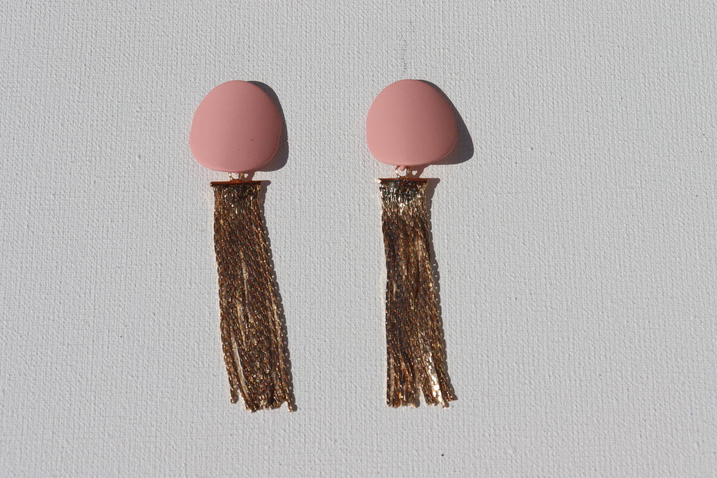 Roze ovalen oorbellen met goudkleurig ketting gordijn