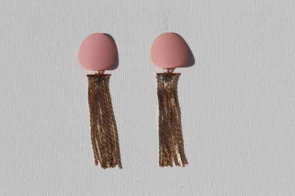 Roze ovalen oorbellen met goudkleurig ketting gordijn