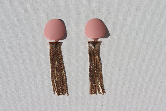 Roze ovalen oorbellen met goudkleurig ketting gordijn