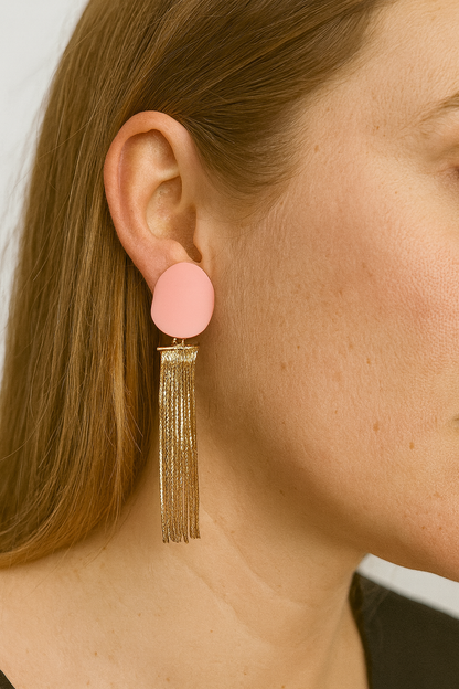 Roze ovalen oorbellen met goudkleurig ketting gordijn