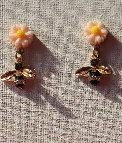 Roze bloem stekertjes met bijtjes hanger 