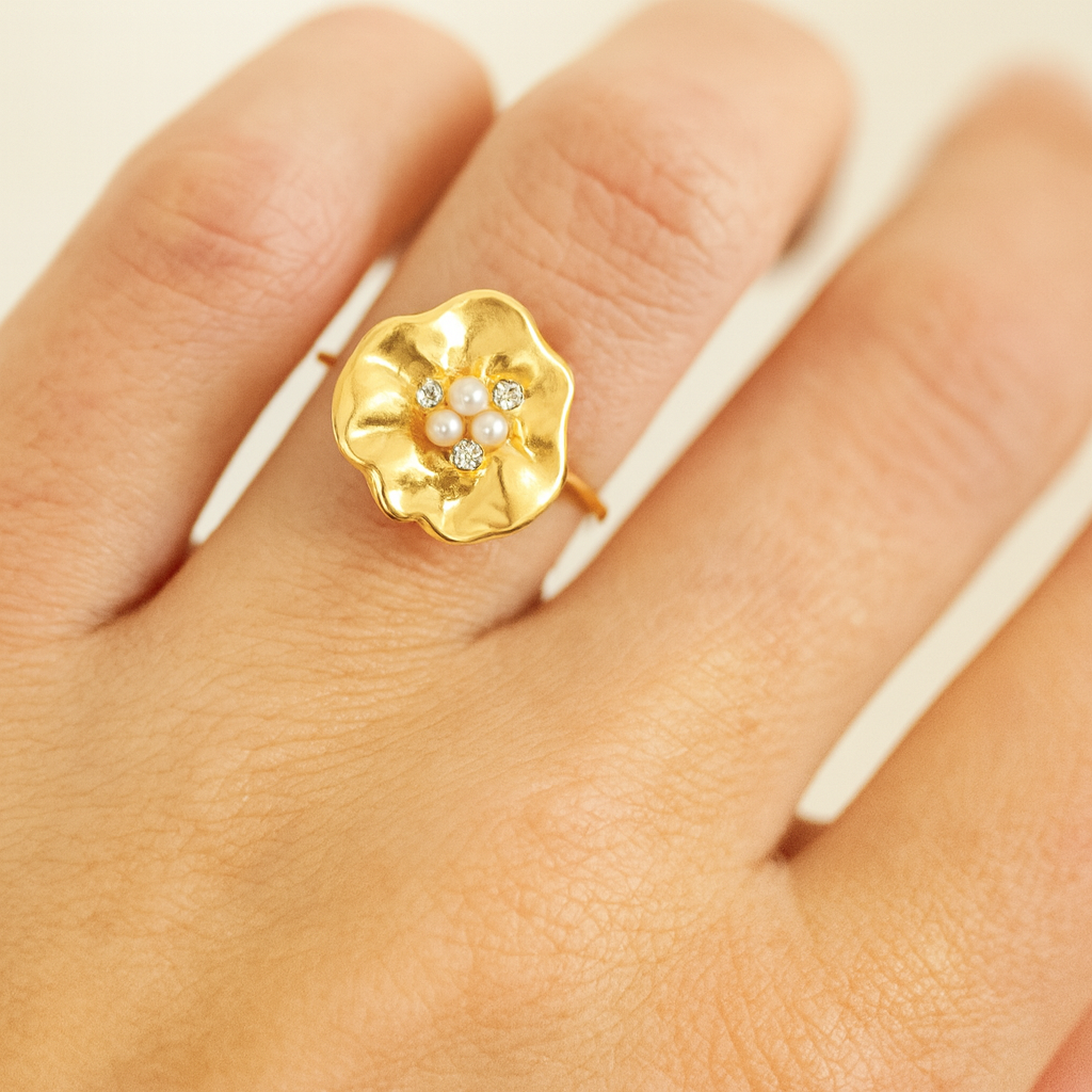 Stainless steel goudkleurige ring met kristal en parels