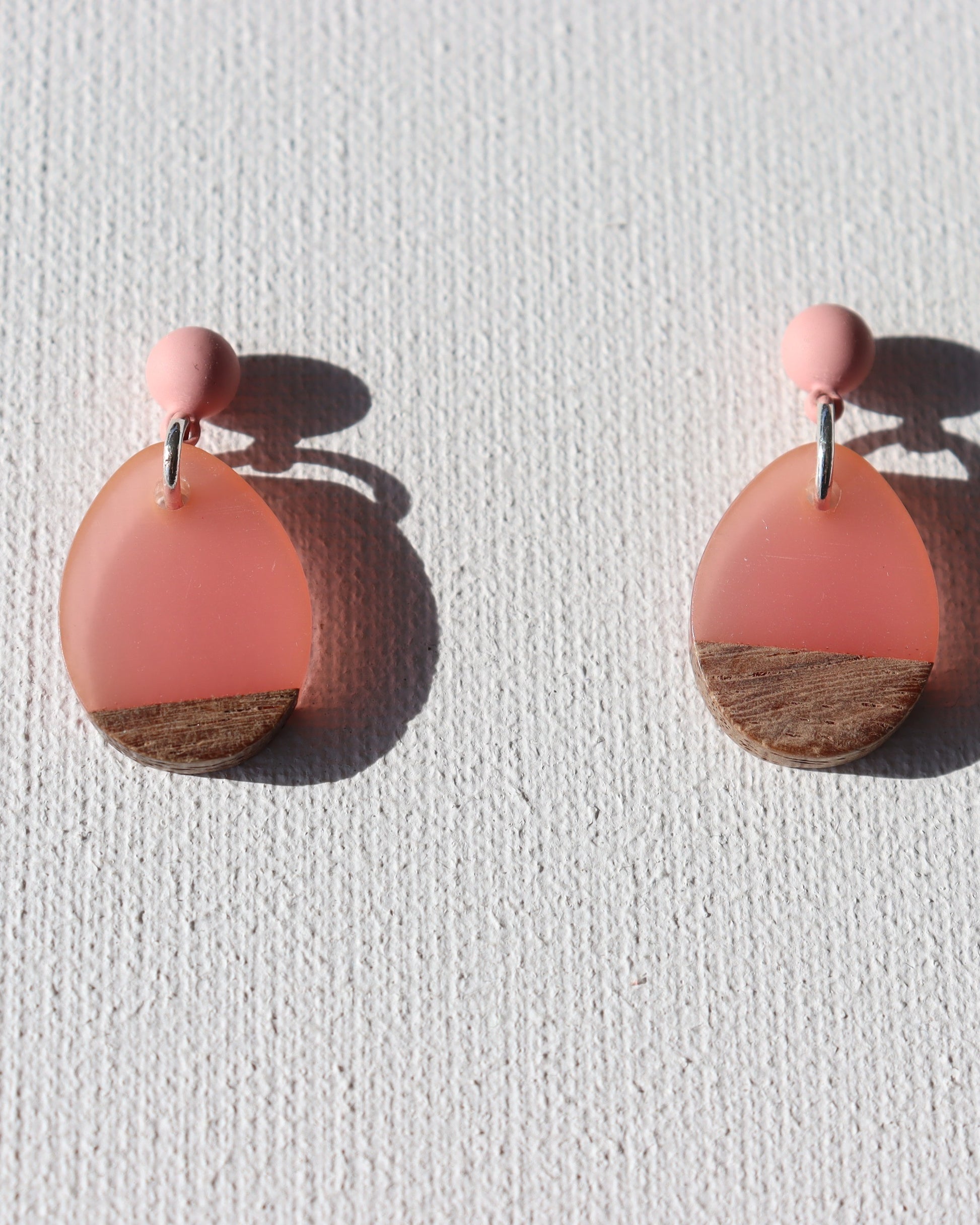 Zacht roze knopstekertjes met hout met roze druppel hanger