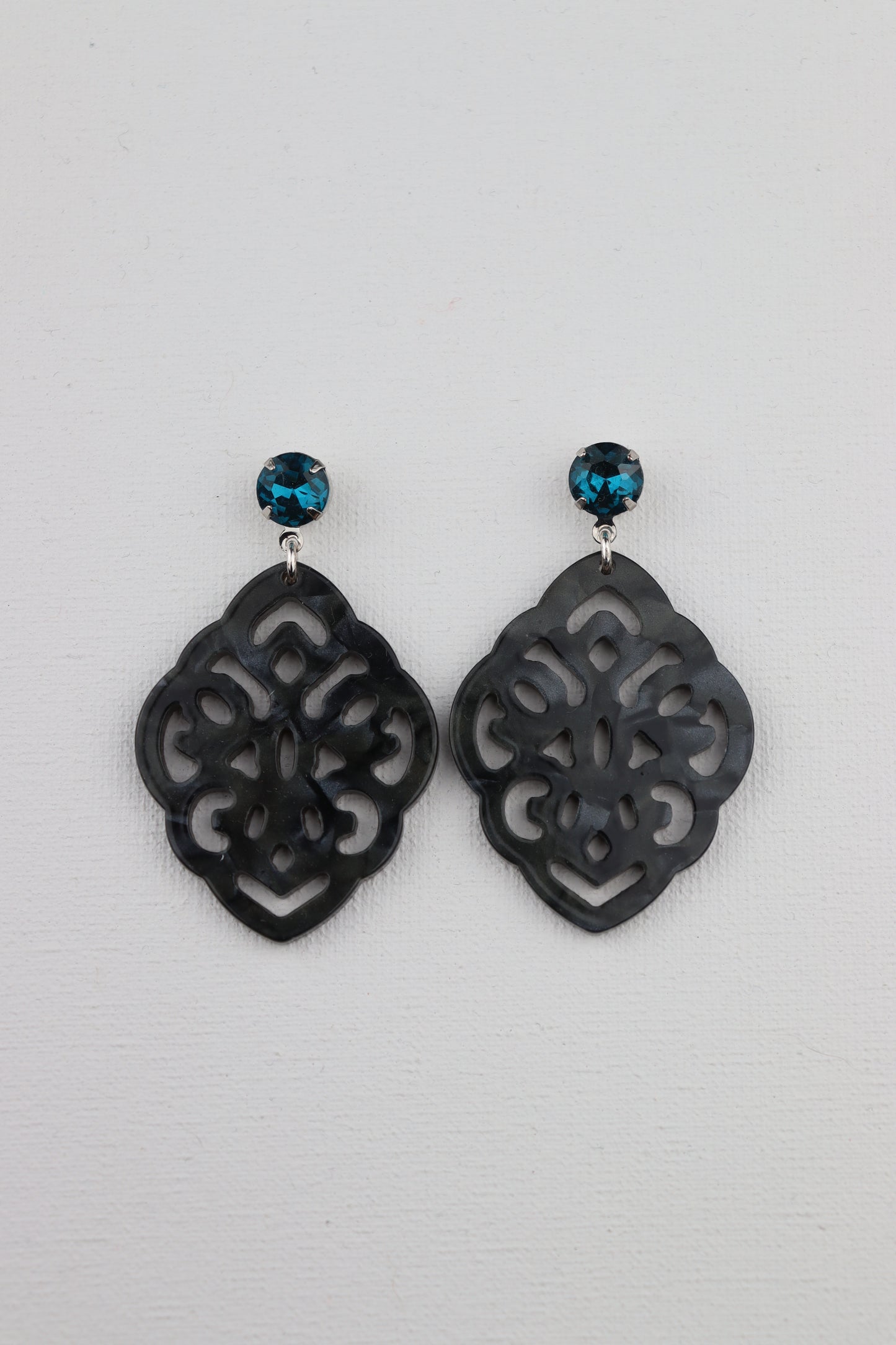Zilverkleurige blauwe steenstekertjes met jeanskleurige barokhanger