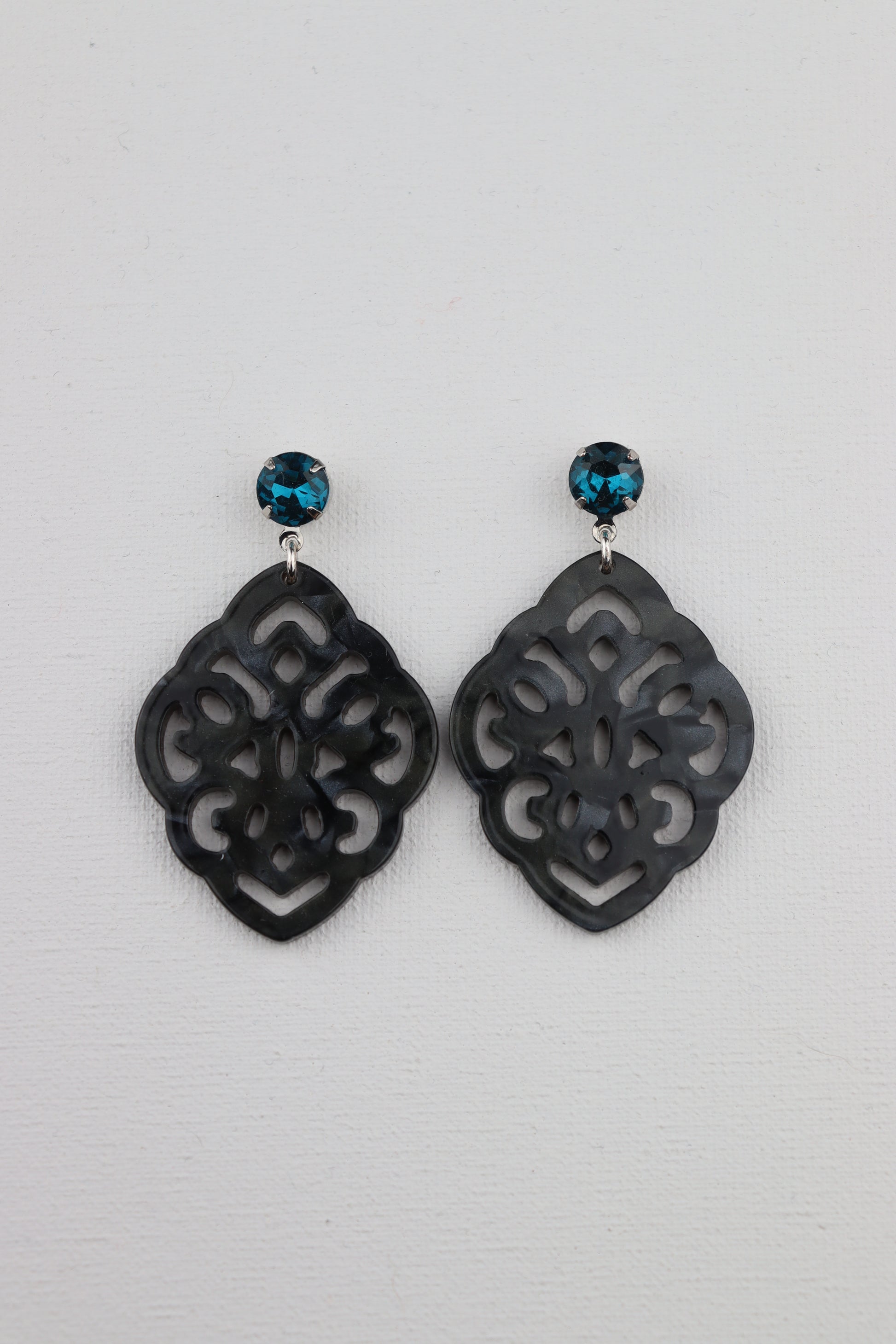 Zilverkleurige blauwe steenstekertjes met jeanskleurige barokhanger