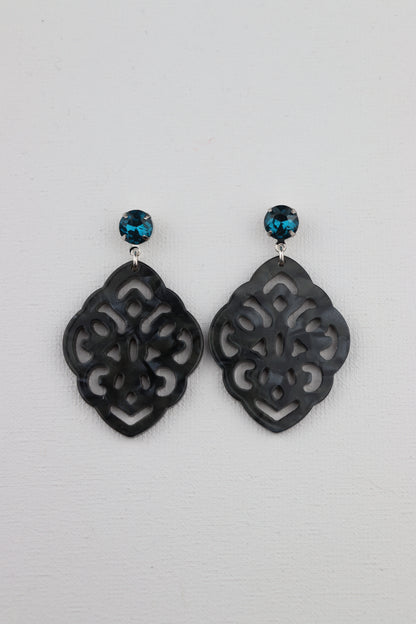 Zilverkleurige blauwe steenstekertjes met jeanskleurige barokhanger