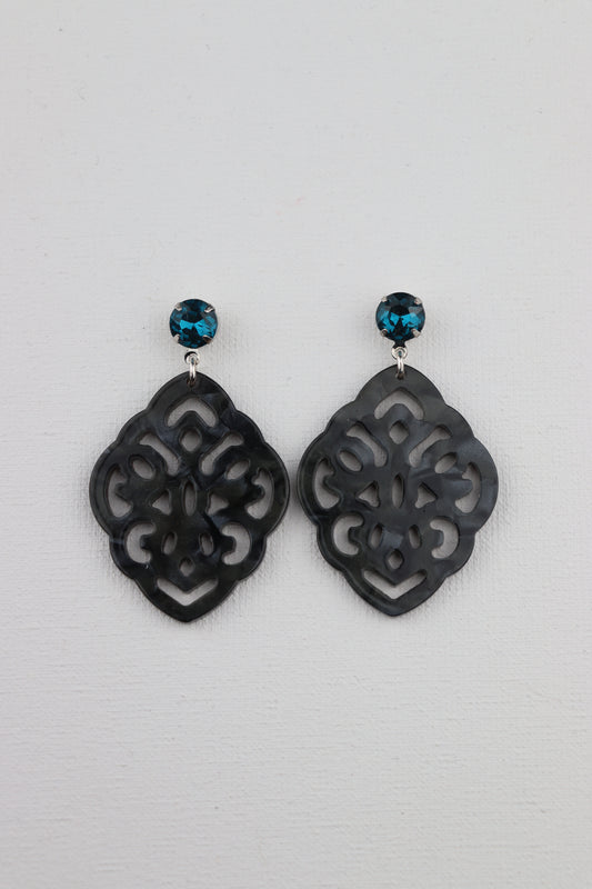 Zilverkleurige blauwe steenstekertjes met jeanskleurige barokhanger