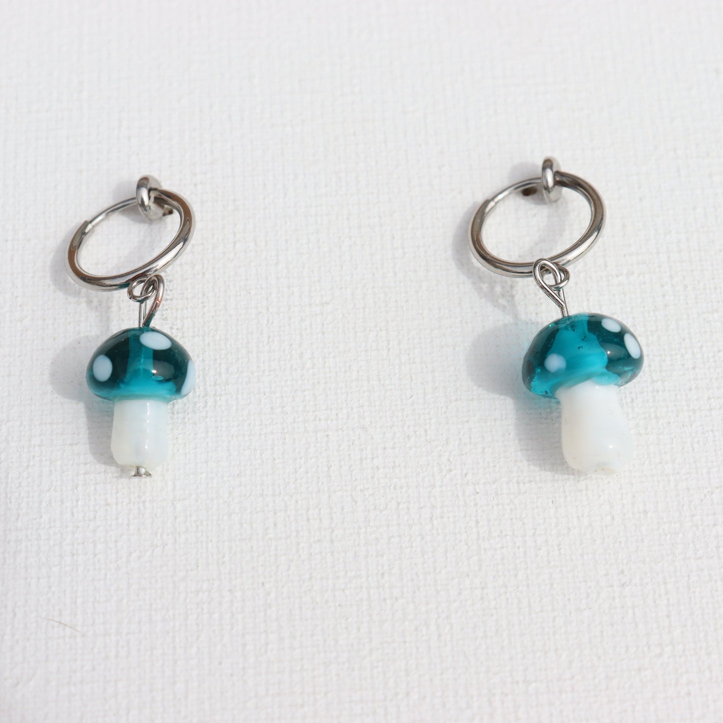 Zilverkleurige clip-on creolen met turquoise paddenstoel