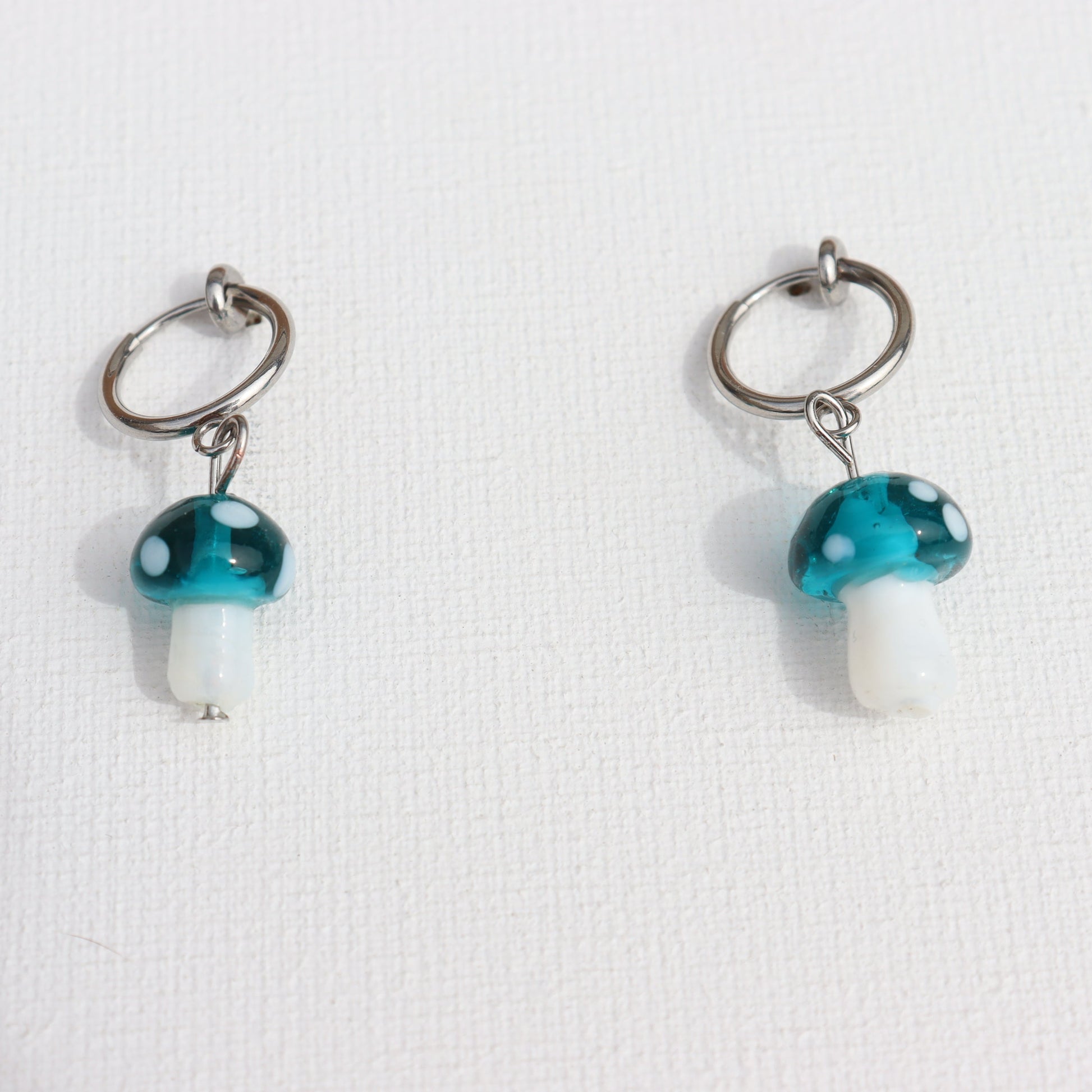 Zilverkleurige clip-on creolen met turquoise paddenstoel