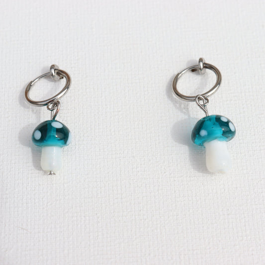 Zilverkleurige clip-on creolen met turquoise paddenstoel