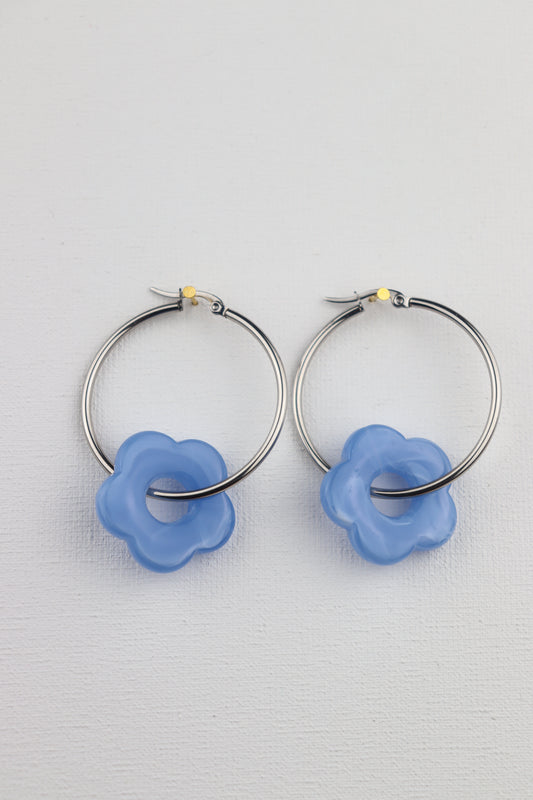 Zilverkleurige creolen met blauwe bloemen