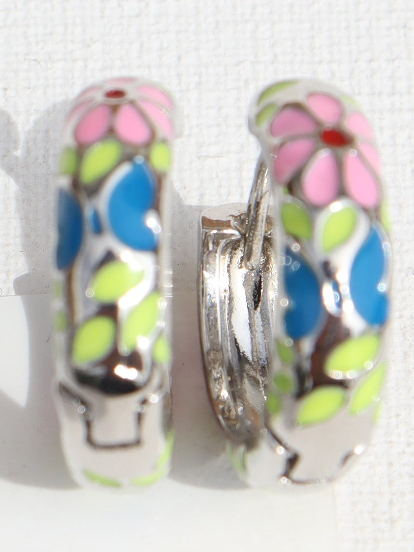 Zilverkleurige creolen met roze bloem en blauwe vlinder